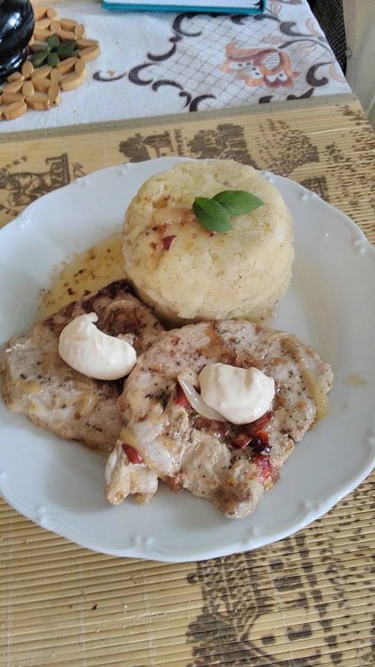 Pikantní vepřová pečeně se šťouchanými bramborami