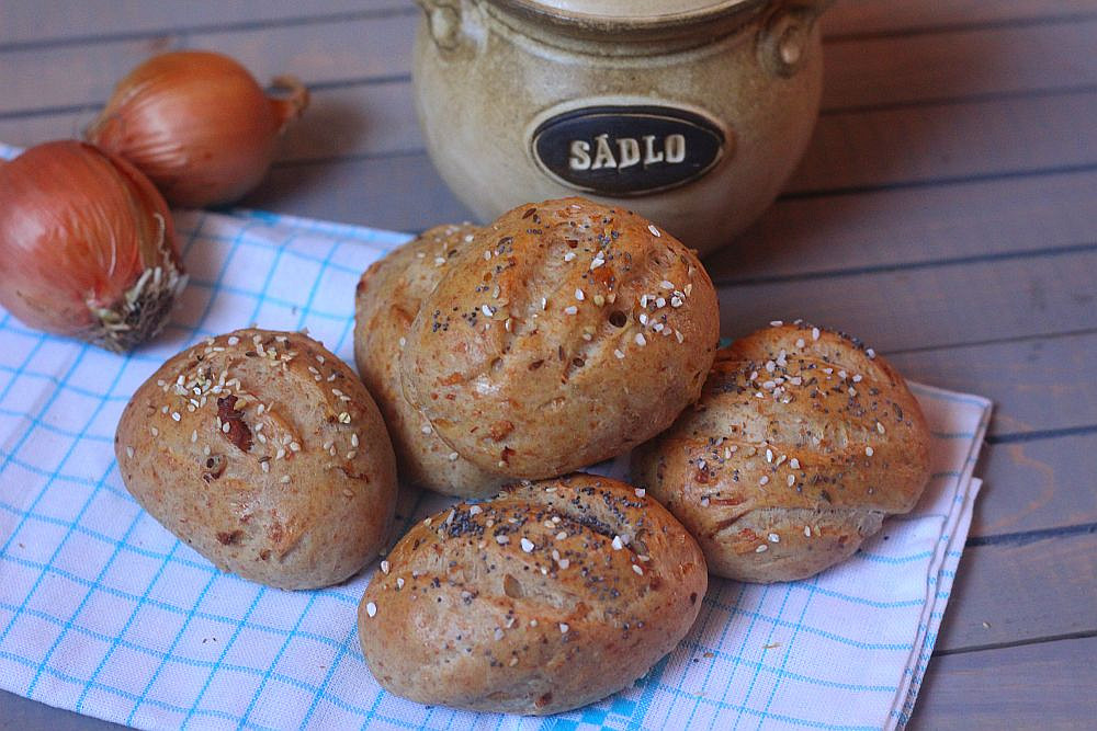 Pivní dalamánky s mletými škvarky a restovanou cibulkou_5ff70bec30bbc.jpeg