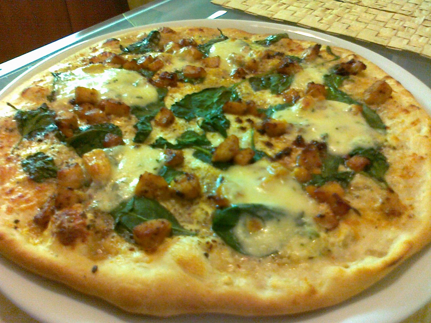 Pizza se smetanou, špenátem a kuřecím masem_5ffa0d0c3ddbb.jpeg