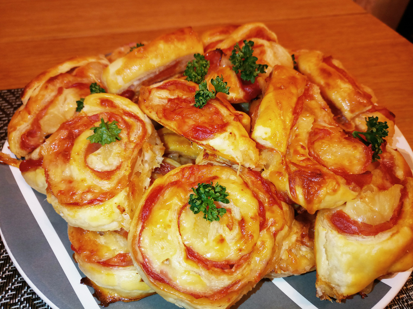 Pizza šneky s ananasem_5ff71464a1717.jpeg