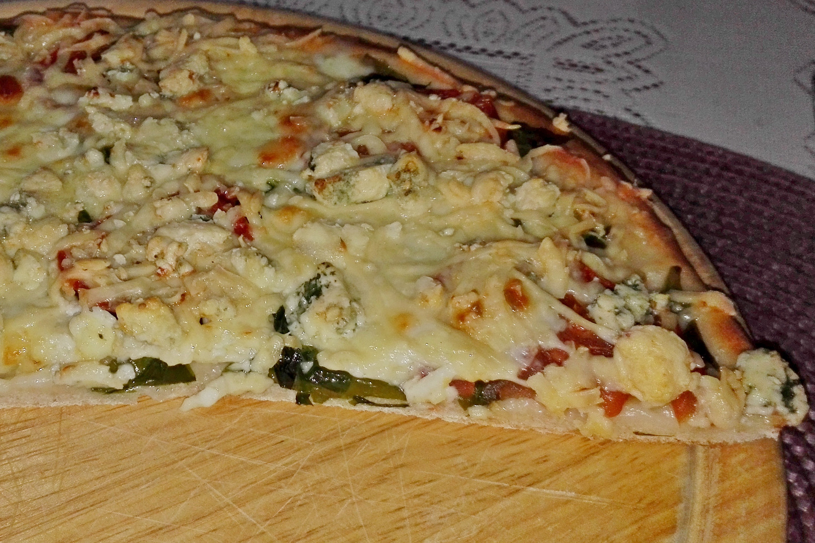 Pizza „Tre formaggi“ s medvědím česnekem_5ff6c378be395.jpeg