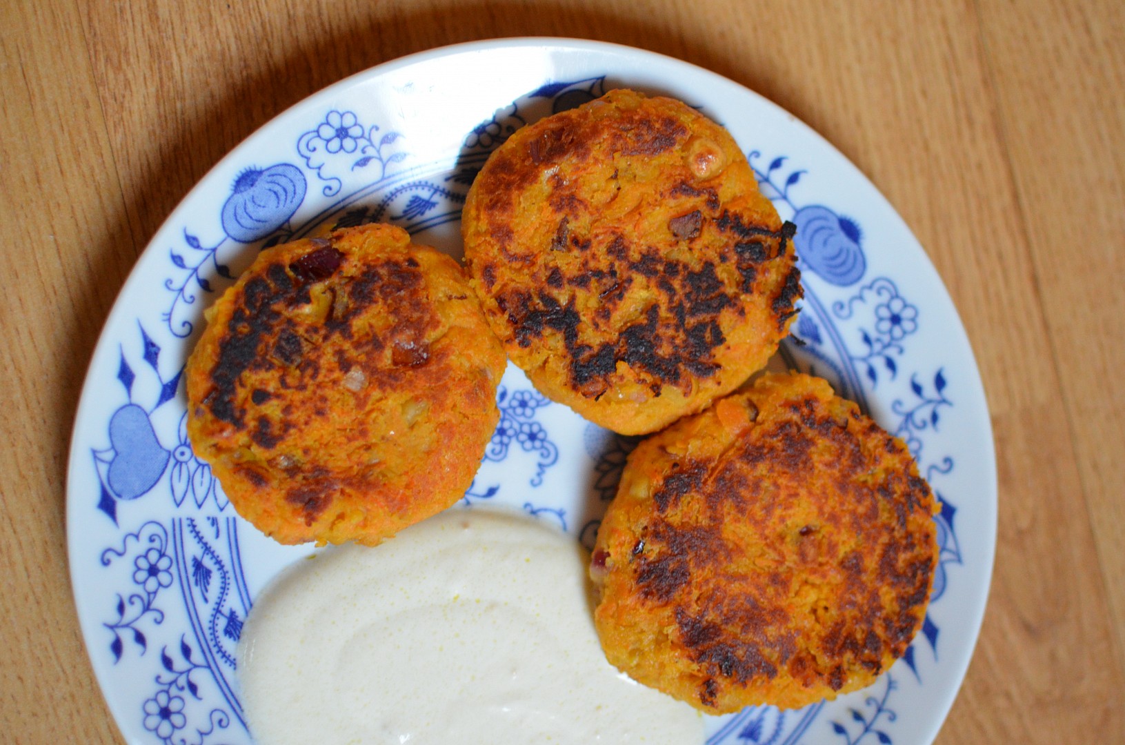 Placičky z mrkve a cizrny s jogurtovým dipem_5ff85a144f834.jpeg