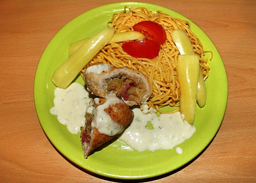 Plněné vepřové závitky s nivovou omáčkou