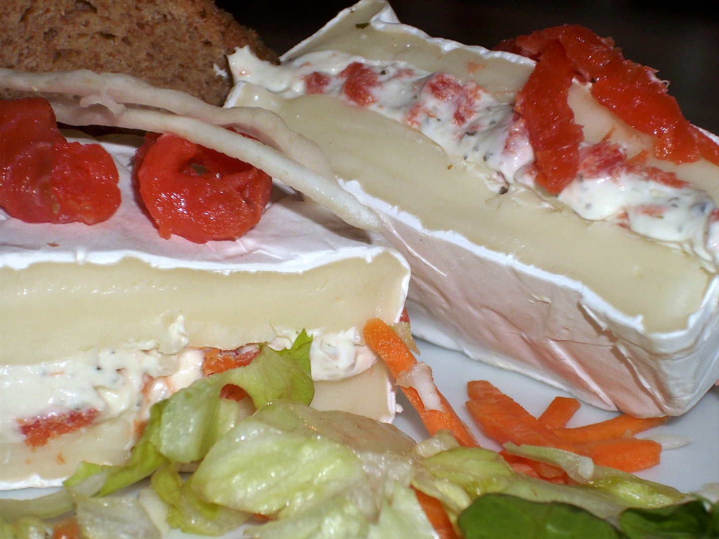 Plněný Camembert s bylinkami a „lososem“_5ffbae520837c.jpeg