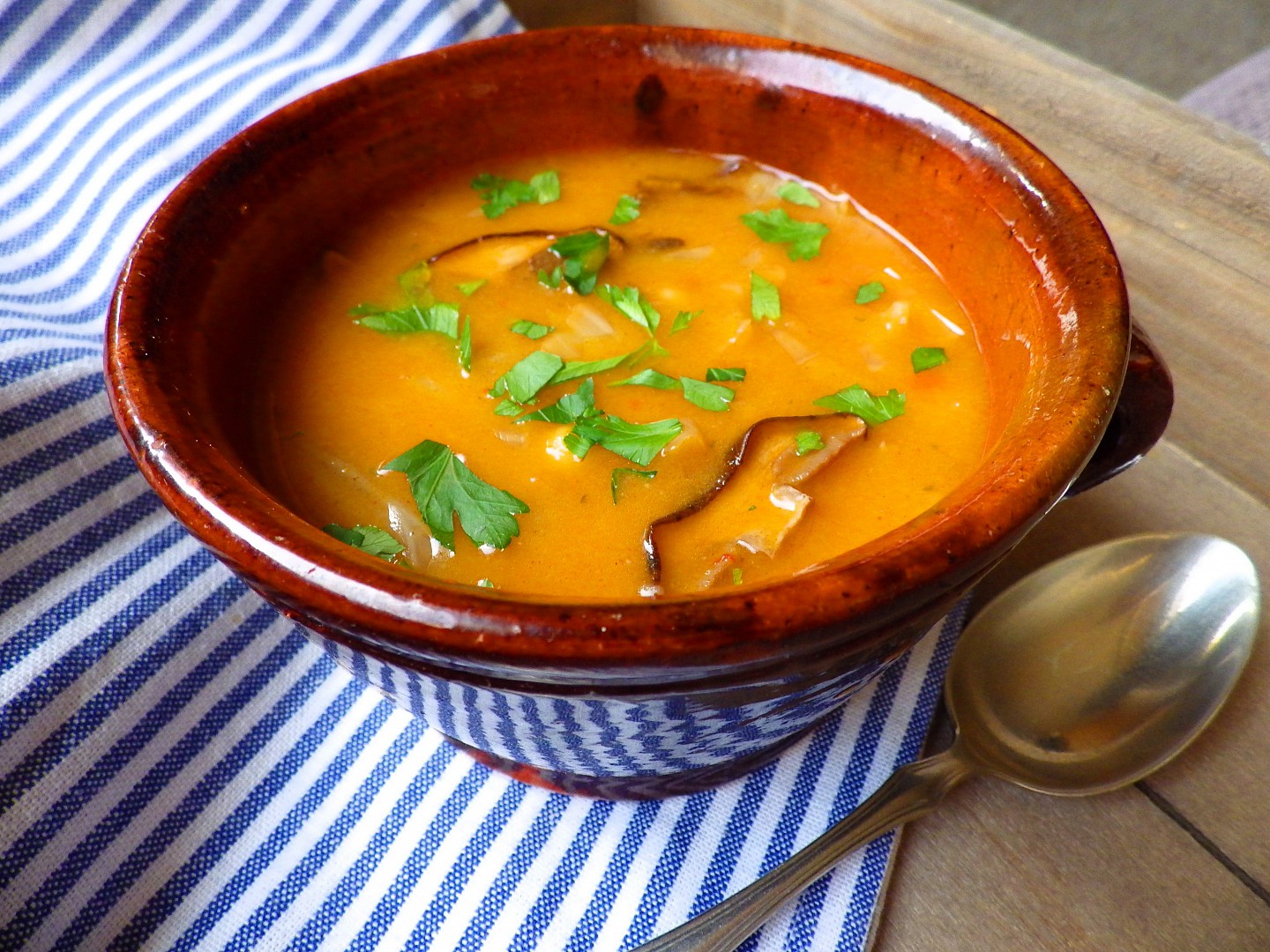 Polévka z čerstvého zelí s houbami a cizrnou_5ff771dcde455.jpeg