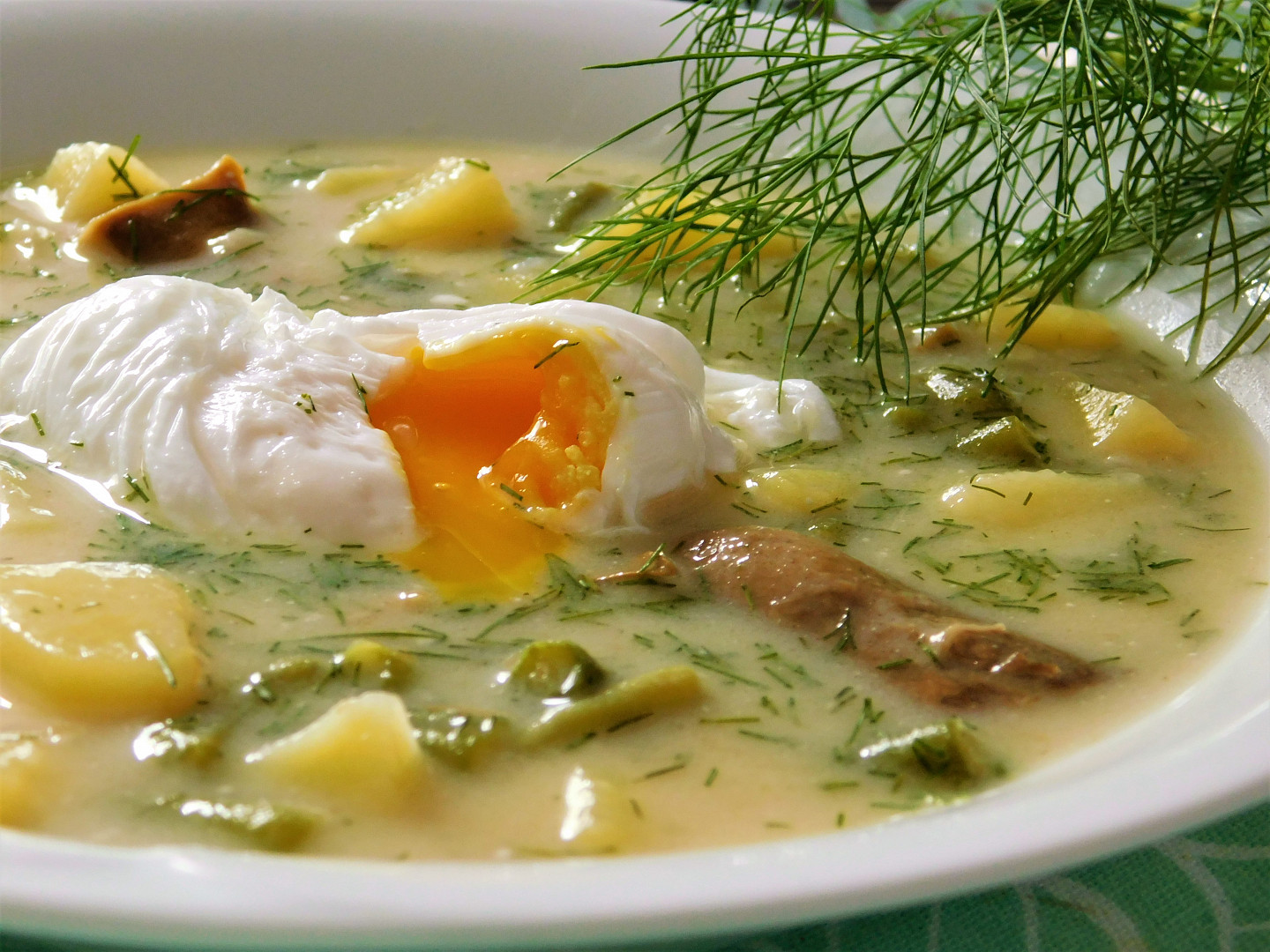 Polévka z fazolových lusků a nakládaných hub