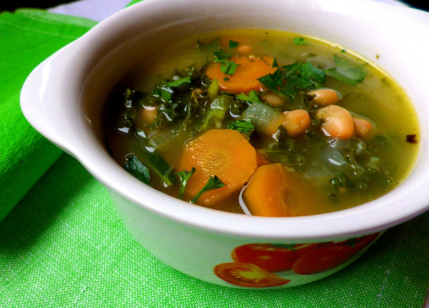 Polévka z kadeřávku s fazolemi