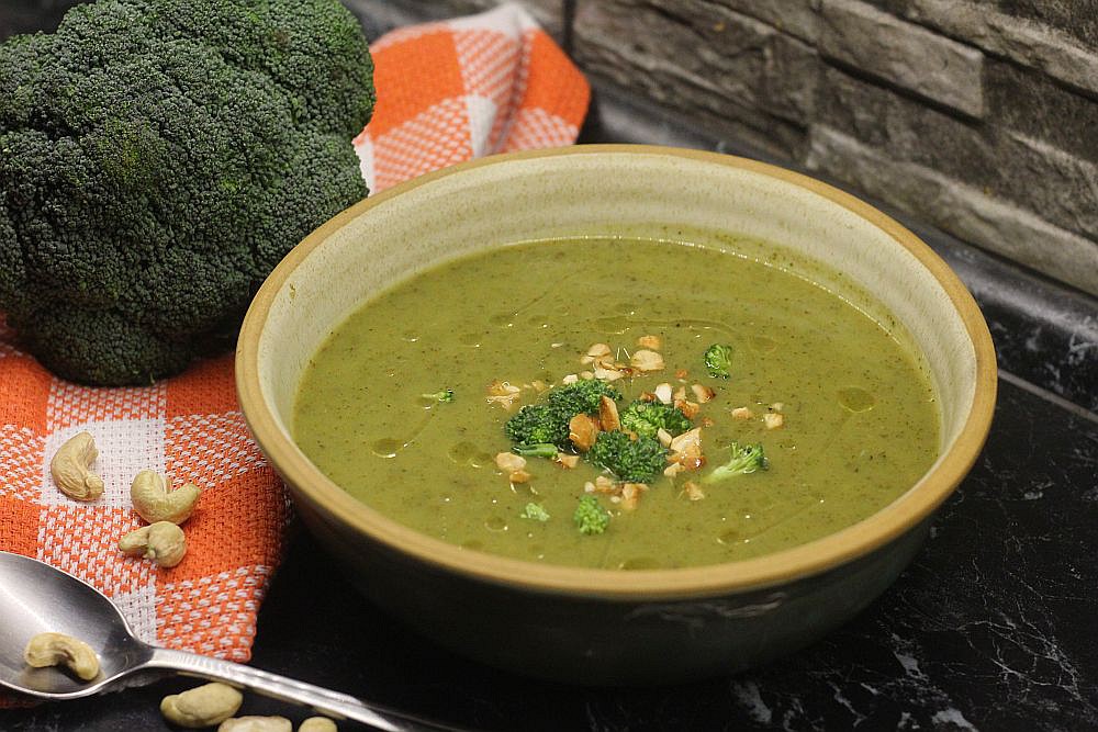 Polévka z pečené brokolice a brambor