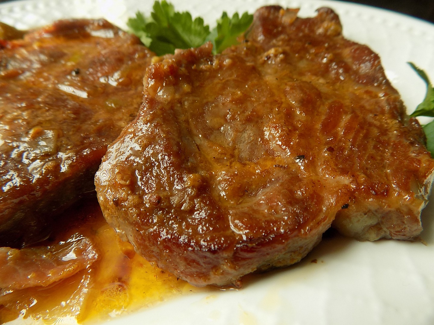 Pomalu pečená krkovička s beraními rohy, jablkem a slaninou