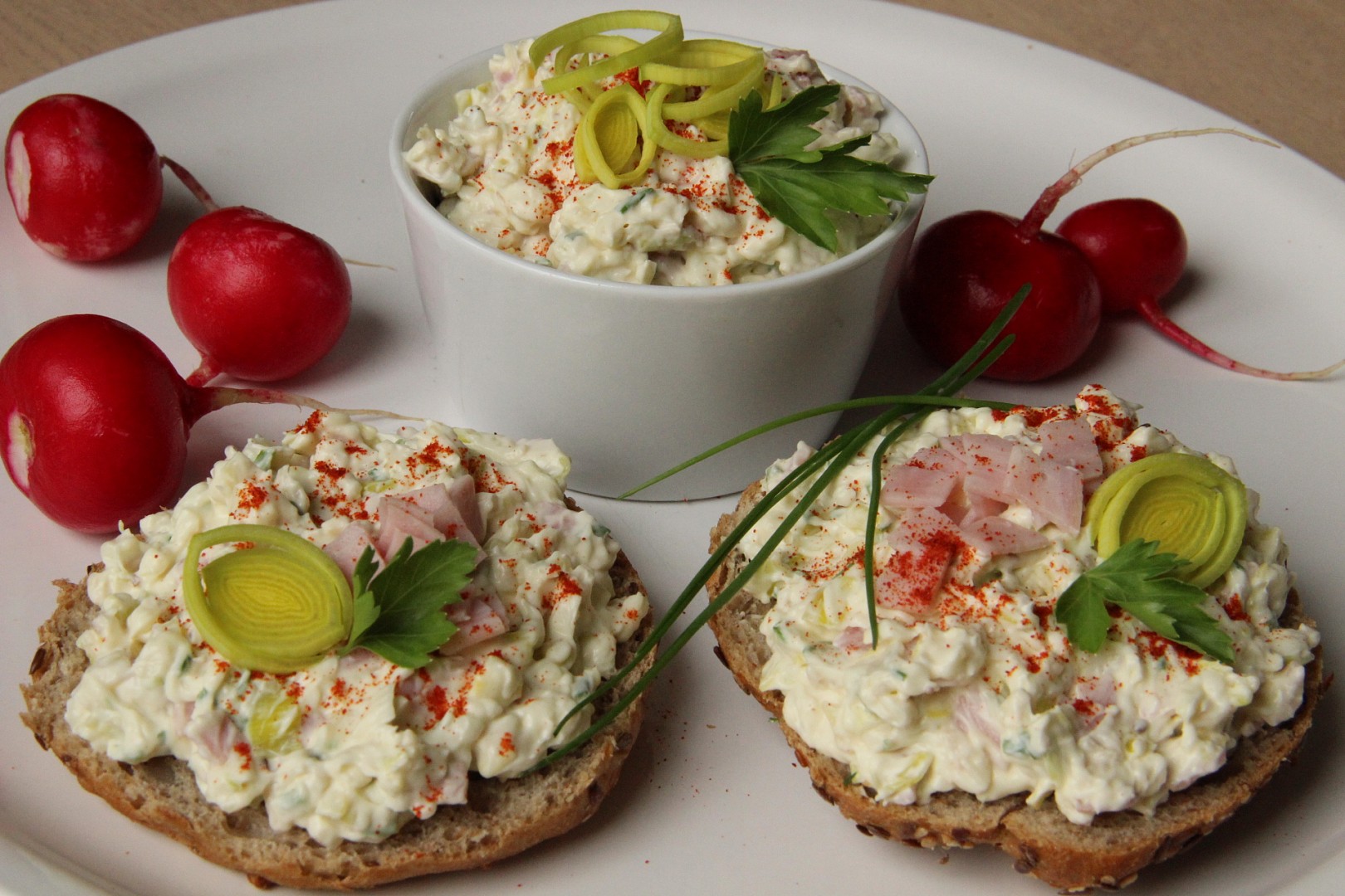 Pomazánka s restovaným pórkem, šunkou a Hermelínem