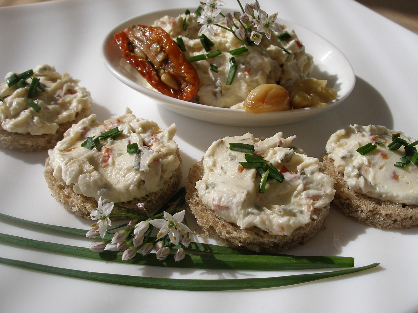 Pomazánka se sušenými rajčaty a pečeným česnekem