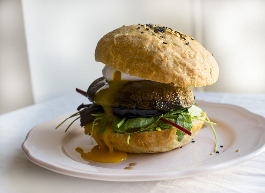 Portobello burger se ztraceným vejcem a avokádem_5ff719b0af2e0.jpeg