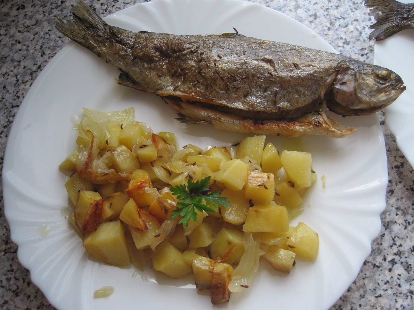 Pstruh na cibuli a bramborách