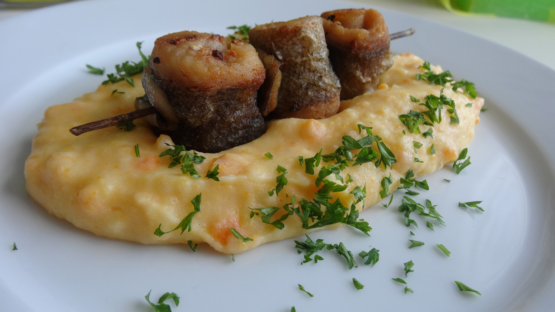 Pstruží závitky na rozmarýnové větvičce_5ff7951442208.jpeg