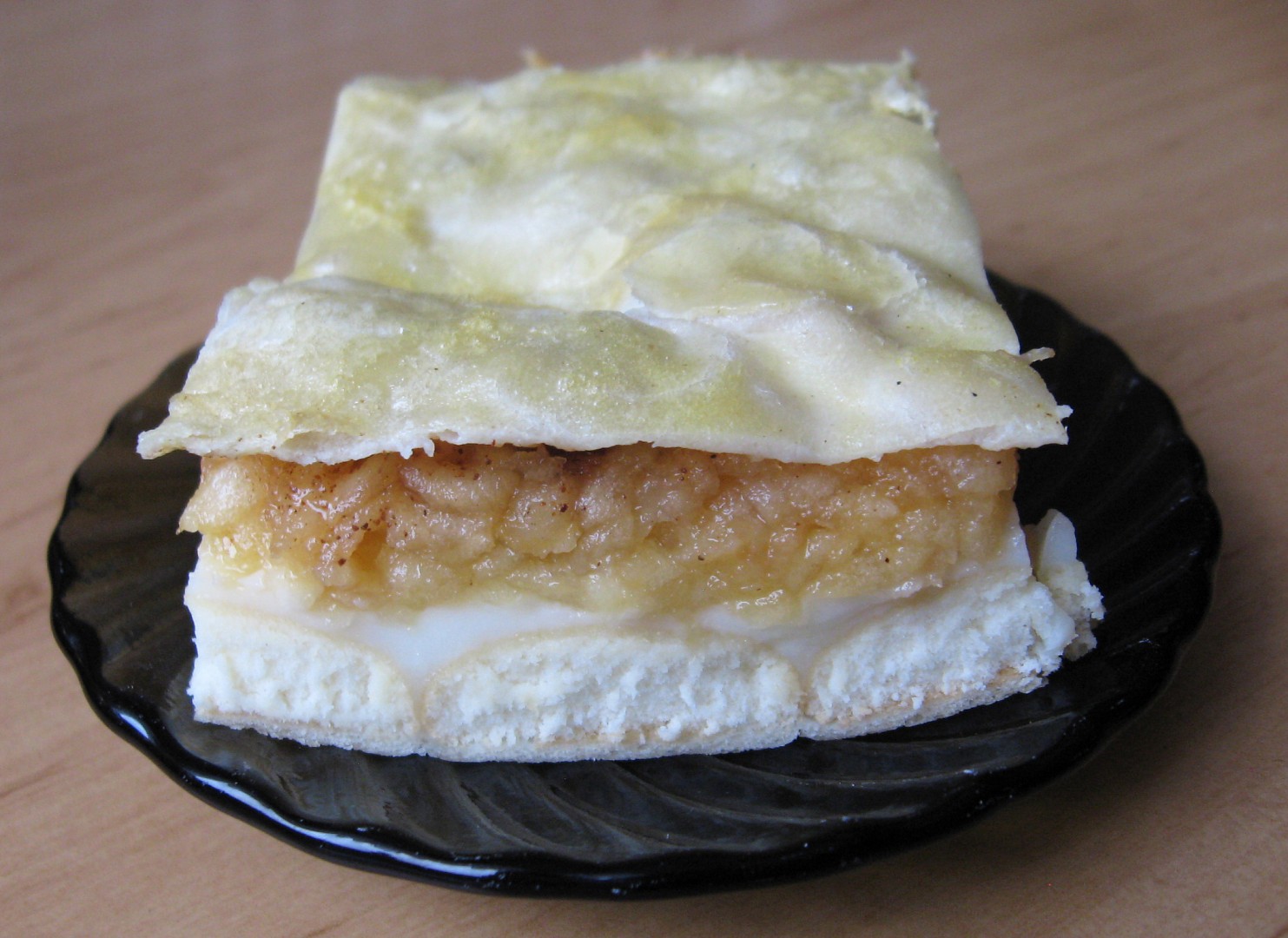 Pudinkovo-jablečný koláč s piškoty z listového těsta_5ff93ea50c9b8.jpeg