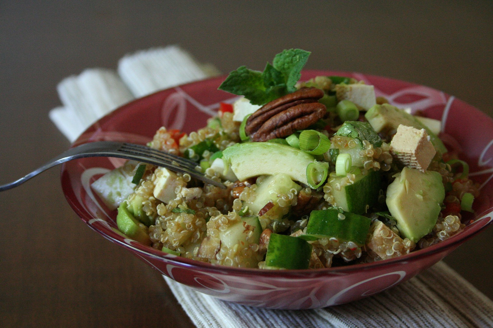 Quinoový salát s tofu a pekanovými ořechy_5ff7ce0ce6bed.jpeg