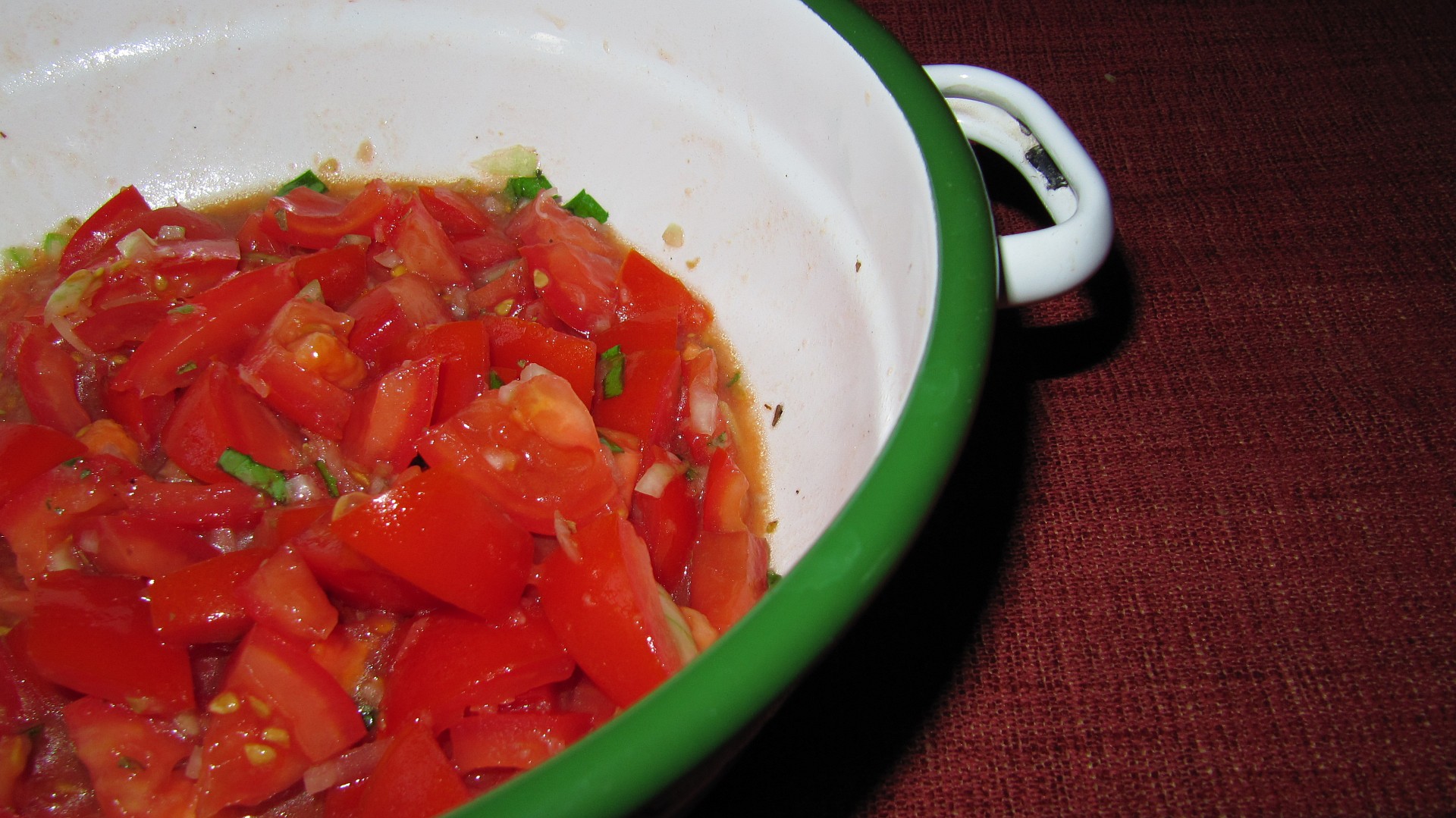 Rajčatový salát s bazalkou a česnekem_5ffb62365b5d9.jpeg