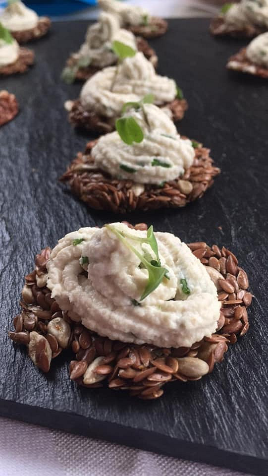 RAW/vegan jednohubky s fermentovaným sýrem a pažitkou_5ff6c3444a782.jpeg