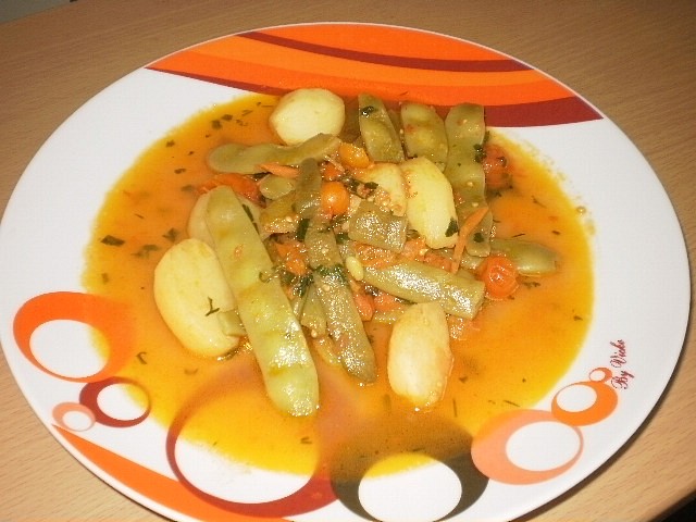 Řecké fazolové lusky s bramborama- fasolakia me patates_5ffba653777b6.jpeg