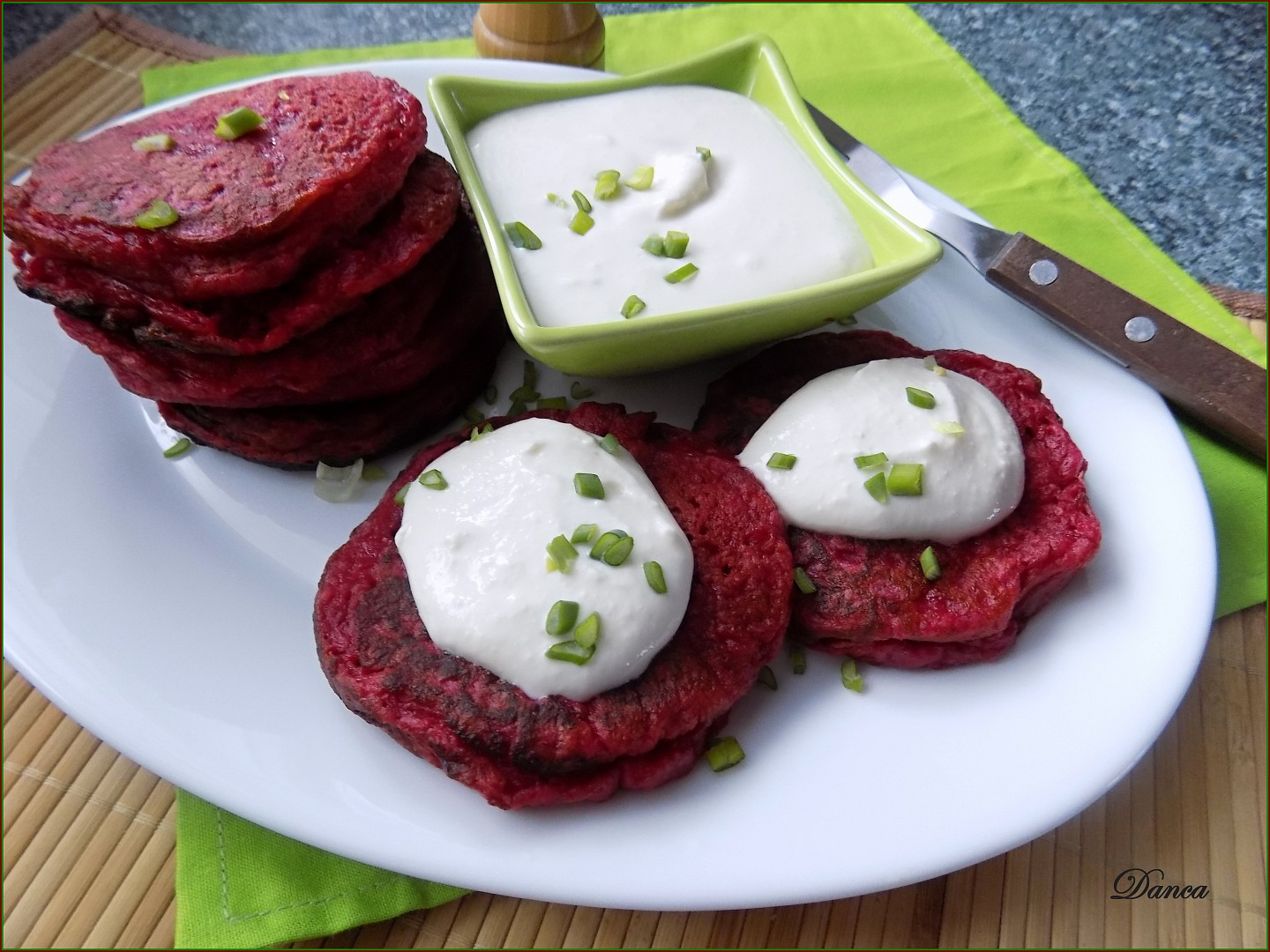 Řepové lívanečky s křenovou pěnou