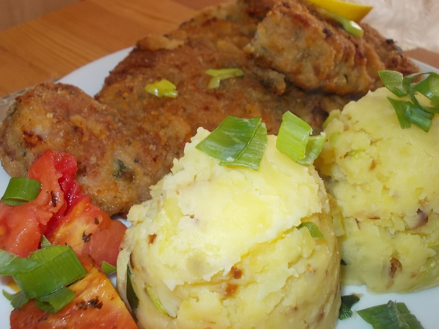 Řízky s oregánem, rajčátky a pórkovým šťouchaným bramborem_5ff9c44151eed.jpeg