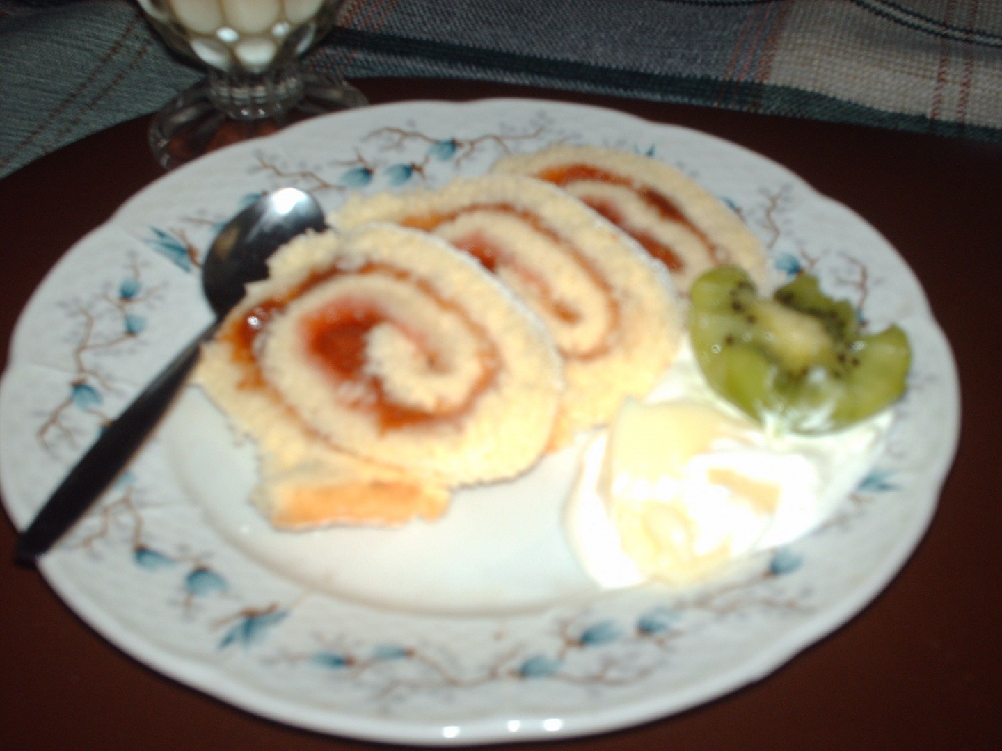 Roláda piškotová s krémem a malinami_5ff9db2e0b189.jpeg