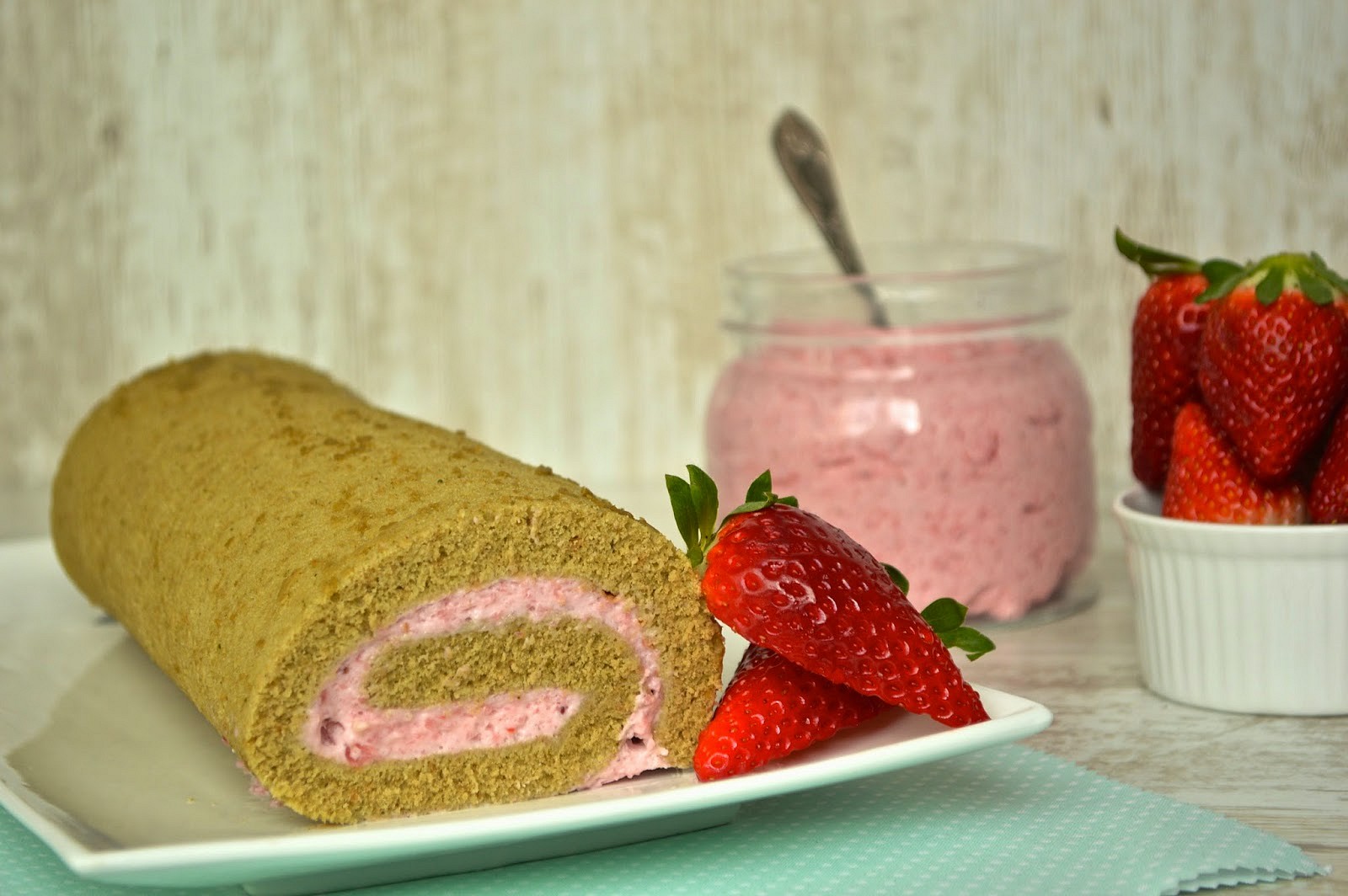Roláda ze zeleného čaje Matcha s jahodovým mousse_5ff7fcb8a0c98.jpeg