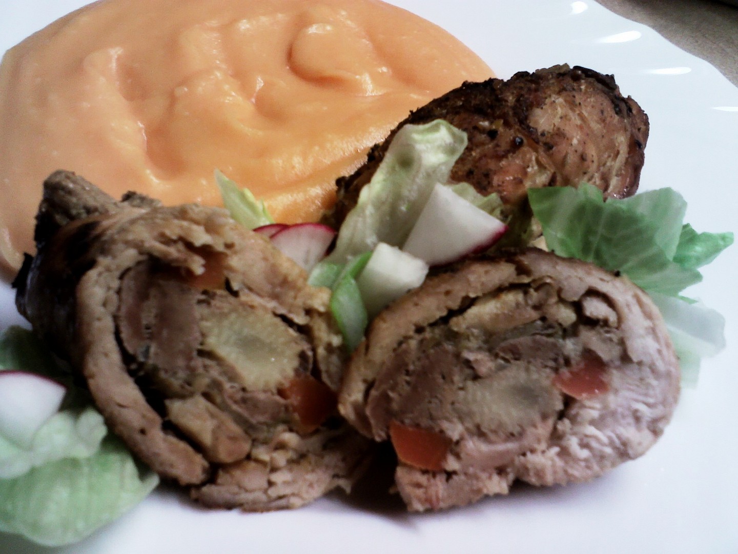 Roládky s játry a bramborovomrkvová kaše s česnekem_5ffa16ed93eac.jpeg