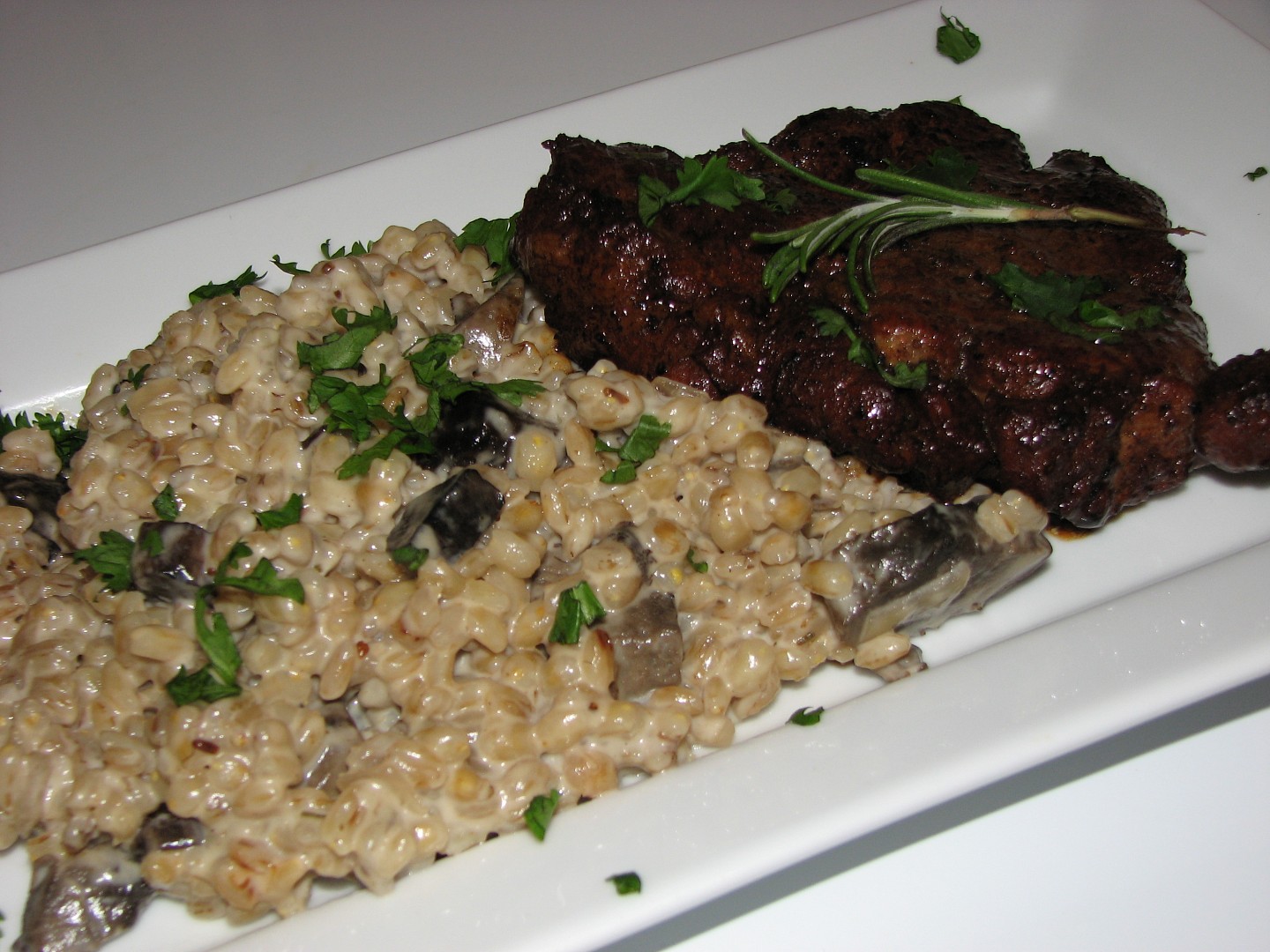 Rozmarýnová krkovička, podávaná na smetanových kroupách s houbami_5ff918dd17779.jpeg