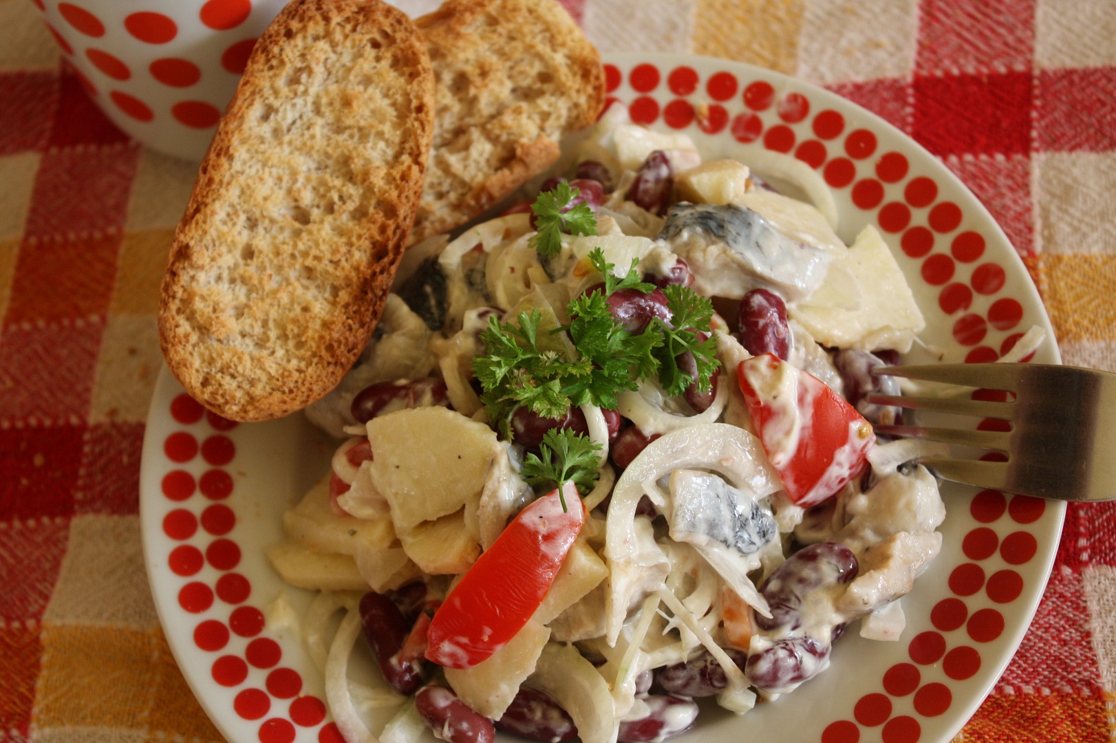 Rybí salát s fazolemi