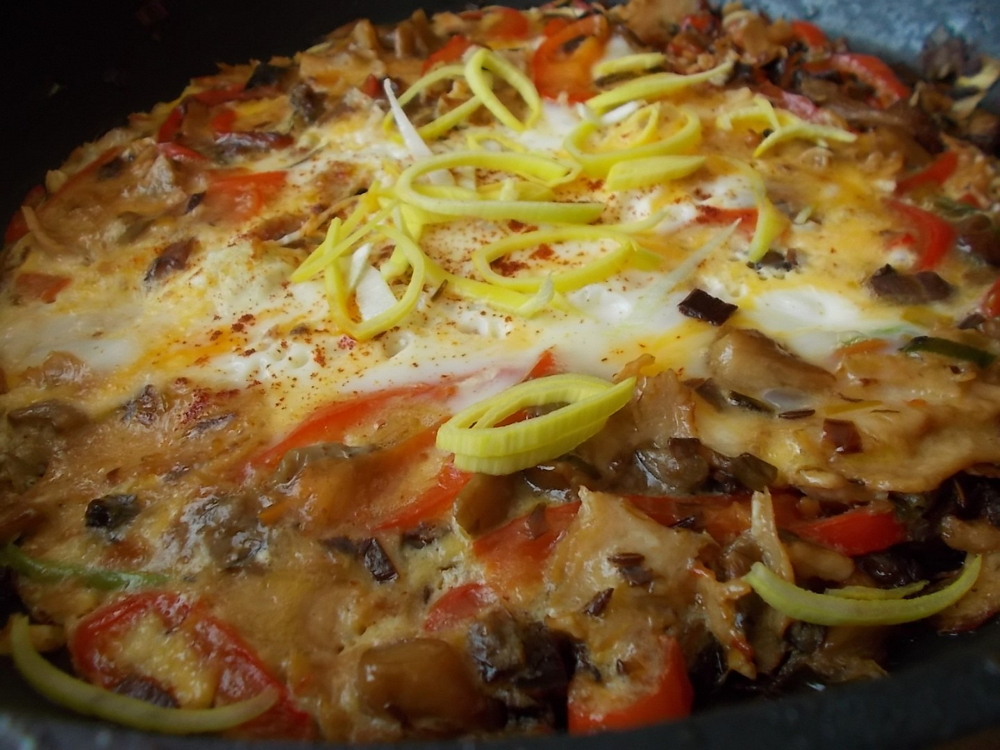 Rychlá omeletka z hlívy, pórku, červené papriky a kuřecího masa_5ff8df1580fe8.jpeg