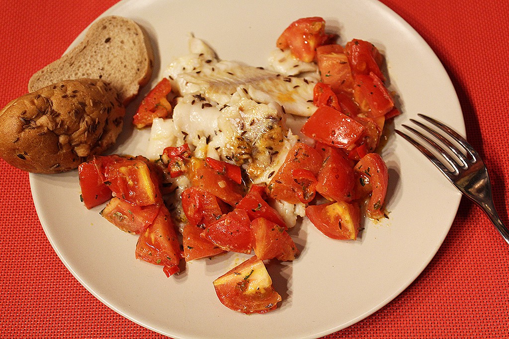 Rychlá ryba s pikantními rajčaty