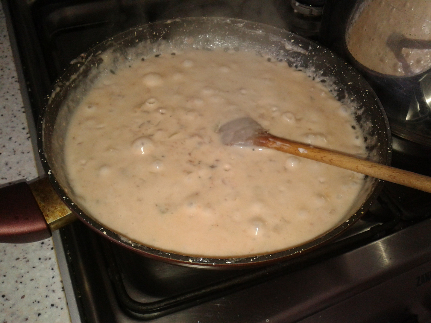 Rychlé špagety s omáčkou s uzenými matjesy