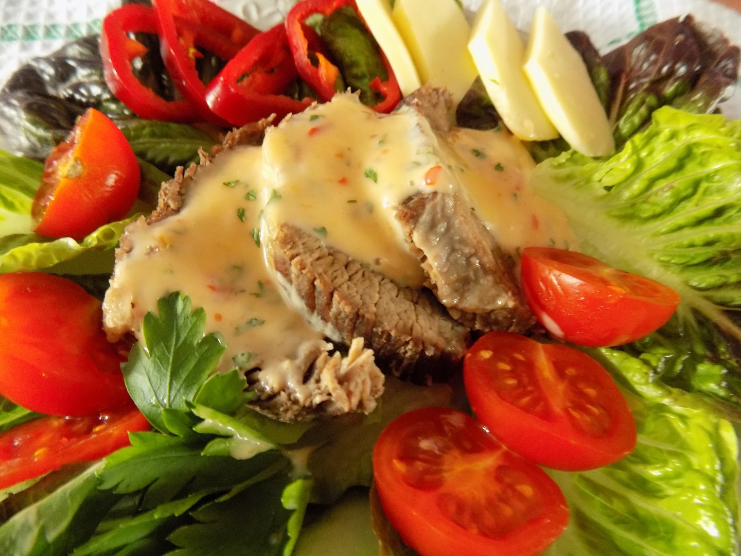 Salát Little gem s vařeným hovězím masem a pikantním dipem