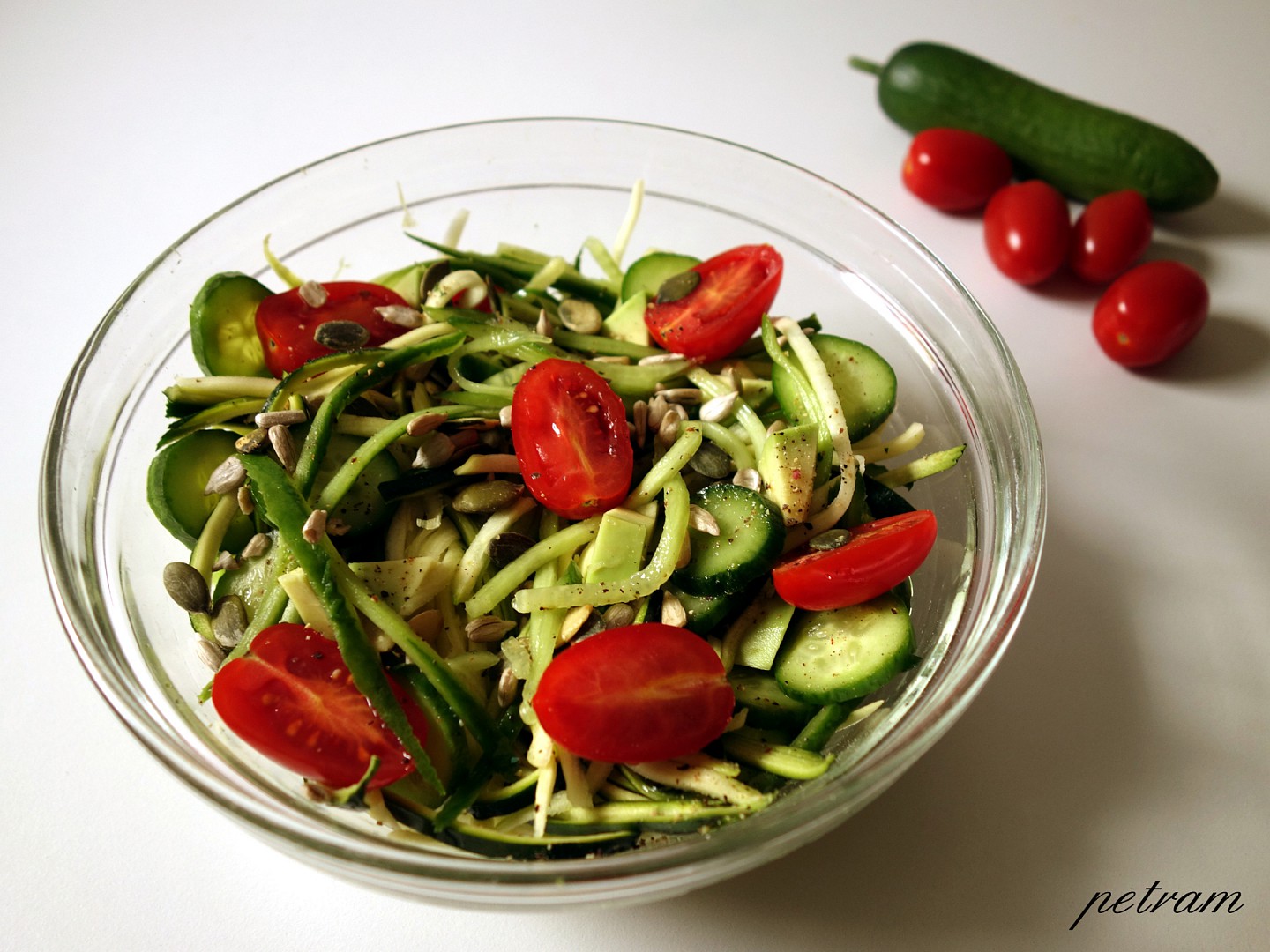 Salát s cuketovými nudlemi