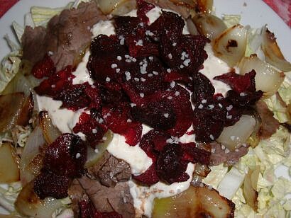 Salát s hovězím masem a chipsy z červené řepy_5ffb6e2c7c2b6.jpeg