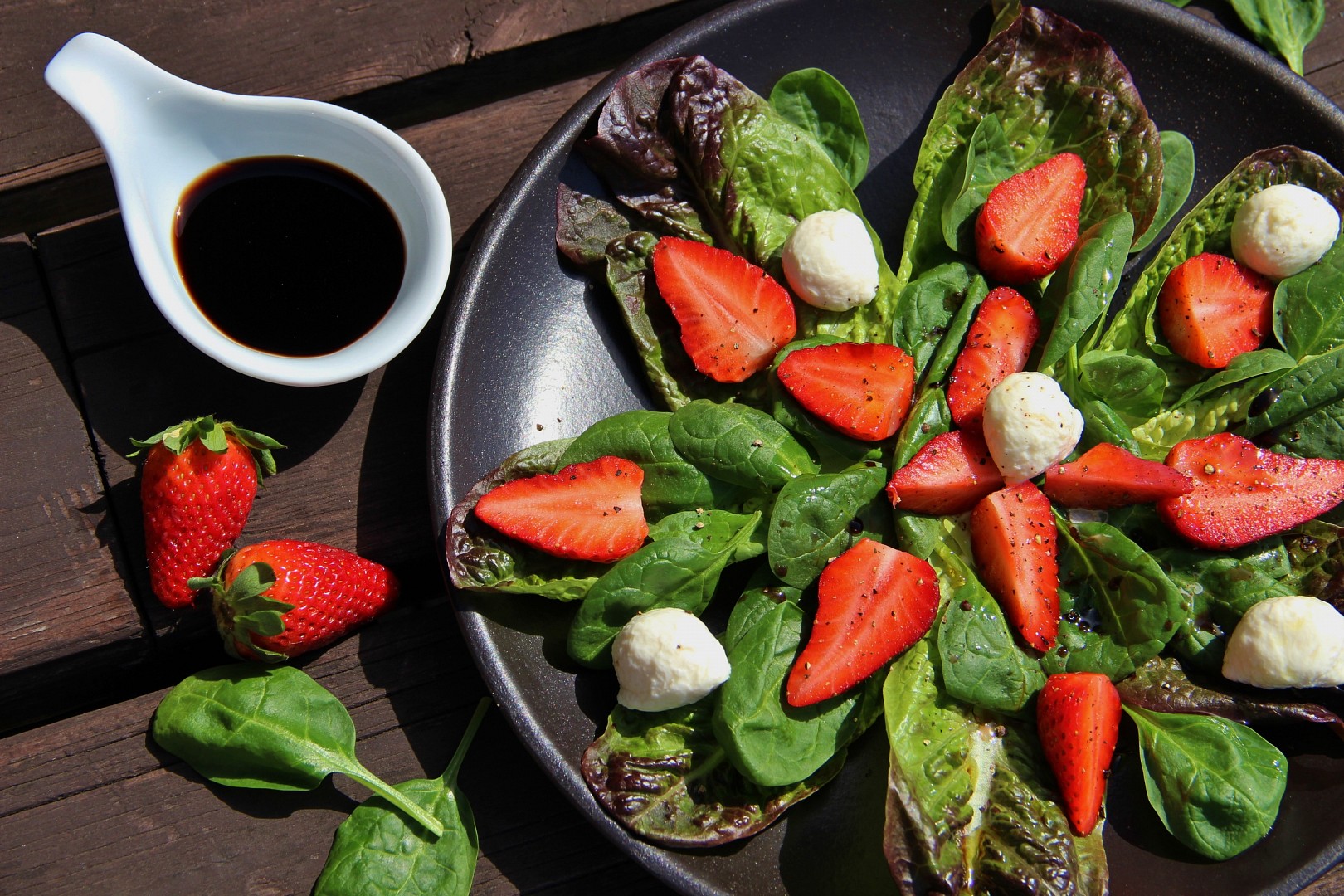 Salát s jahodami a balsamicem