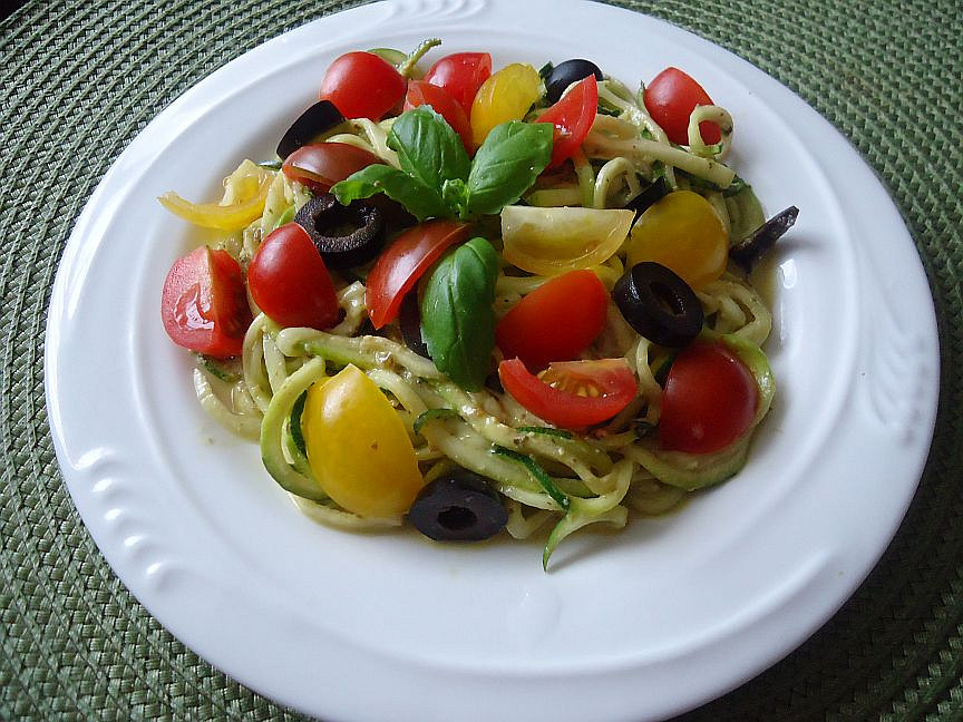 Salát z cuketových nudlí s rajčátky a pestem