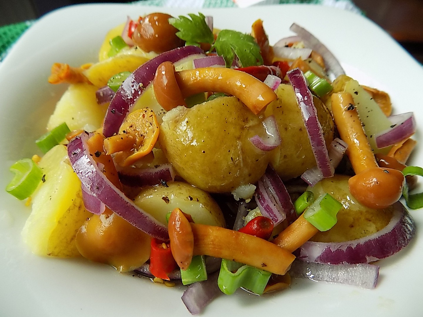 Salát z nových brambor a nakládaných hub