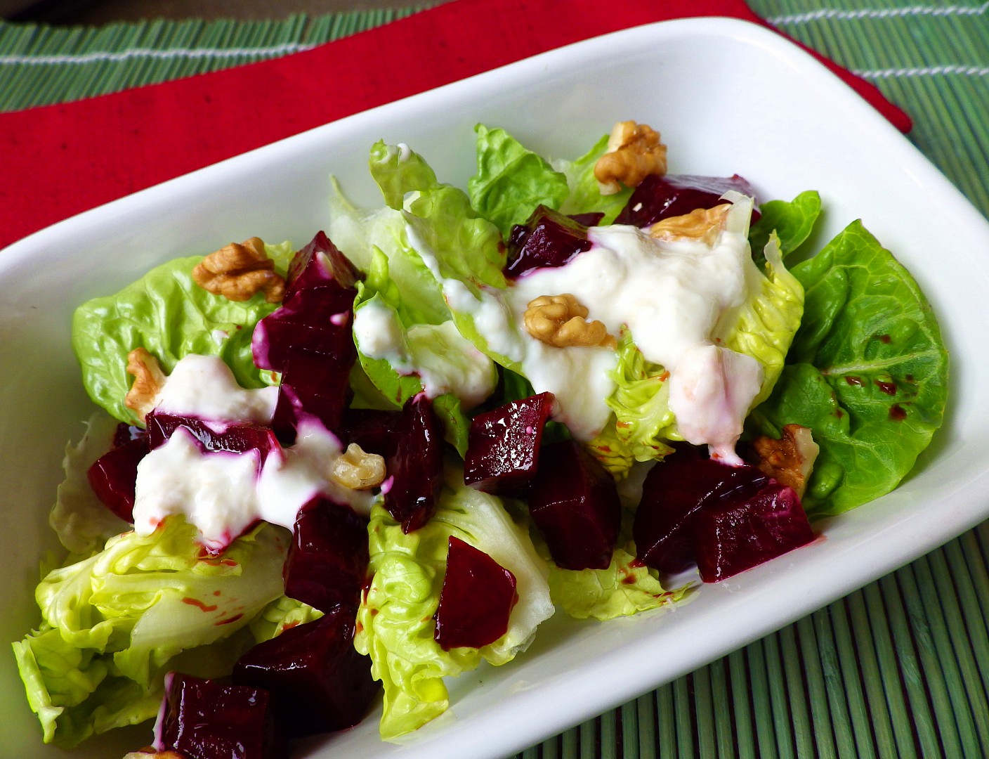 Salátová srdíčka s červenou řepou, jogurtovým přelivem s křenem a ořechy