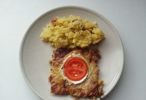 Sekaná na plechu se šťouchanými bramborami