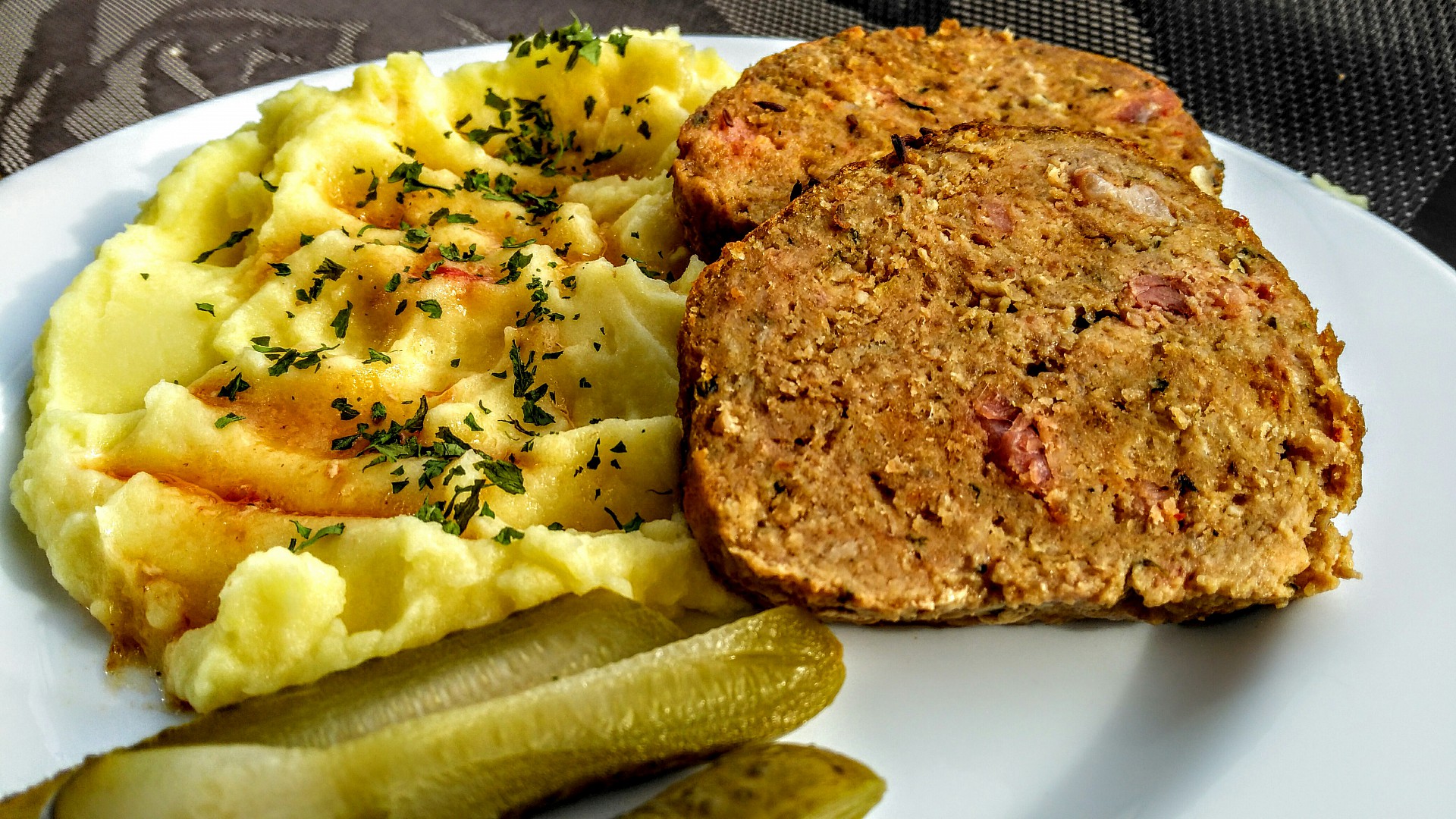 Sekaná z vepřové plece s bylinkami a opečenou slaninou