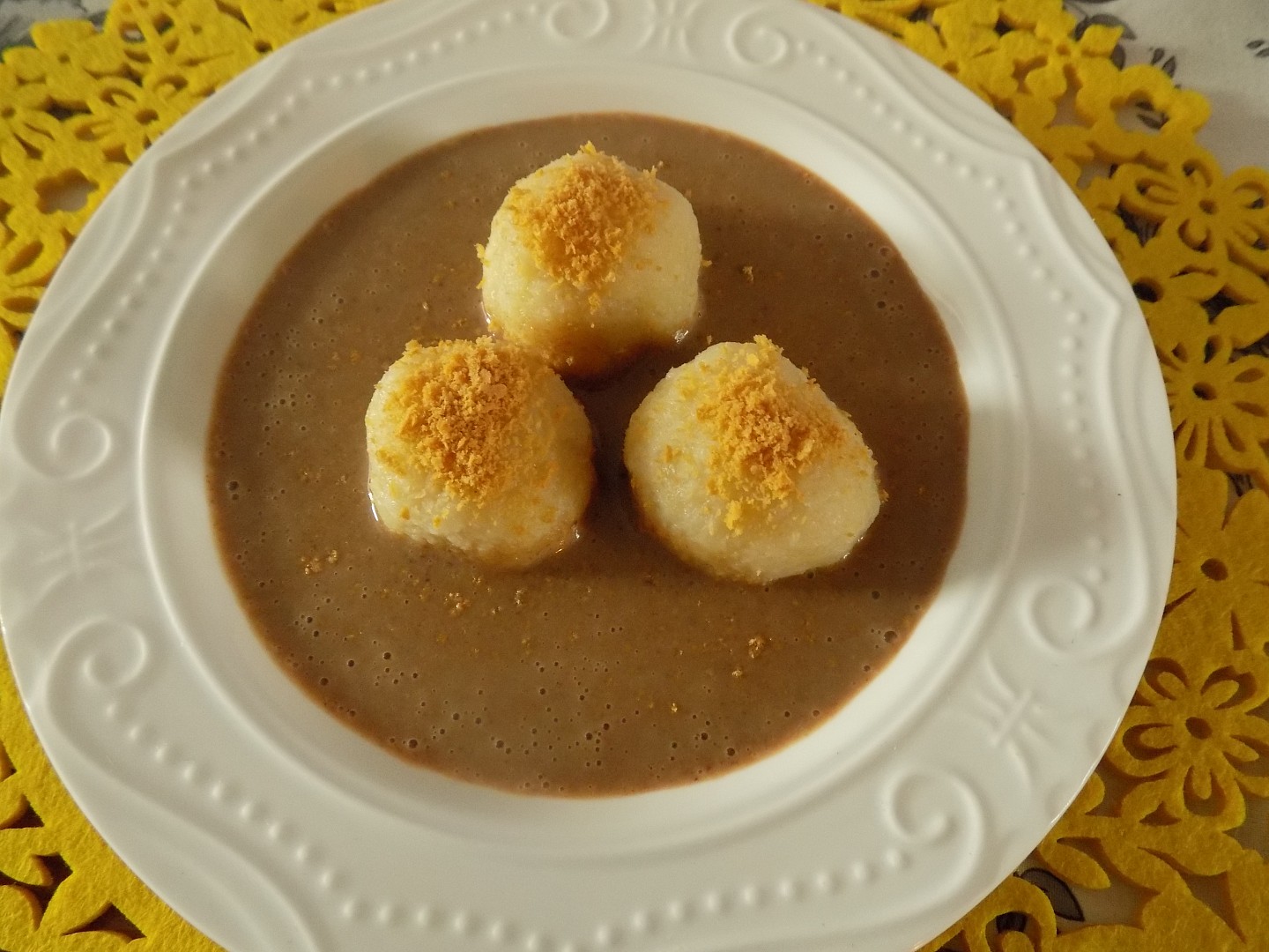 Šimlena s halečkami (studená povidlová omáčka)_5ff7b8d9a3531.jpeg