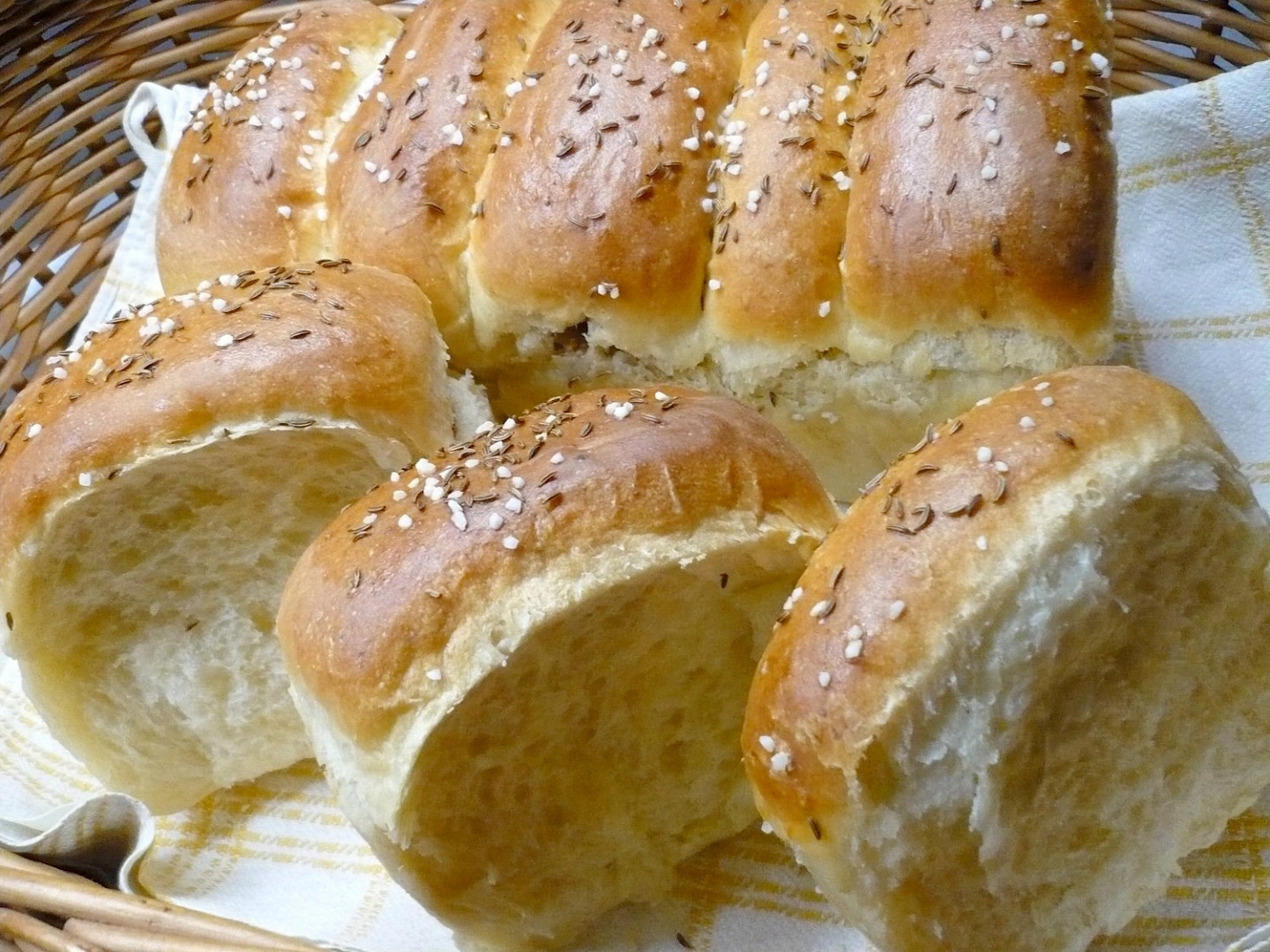 Slané buchty se škvarkovou náplní z chlebíčkové formy_5ff6a861b8ea7.jpeg