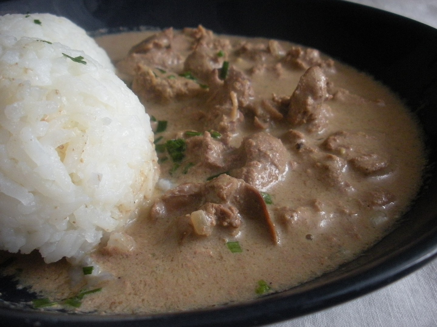 Smetanová kuřecí játra dušená na žampionech