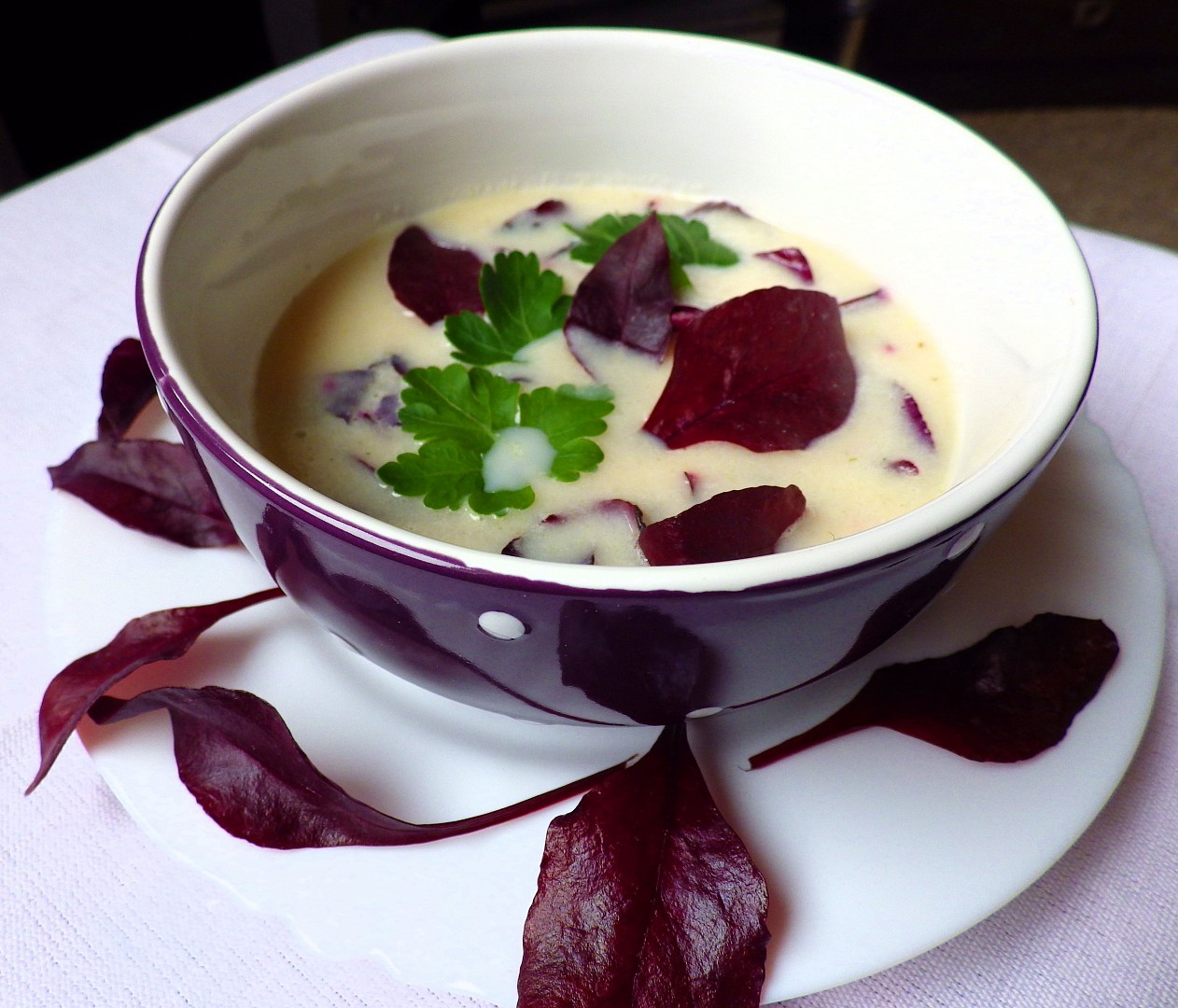 Smetanová polévka z bílé ředkve s lístky řepy