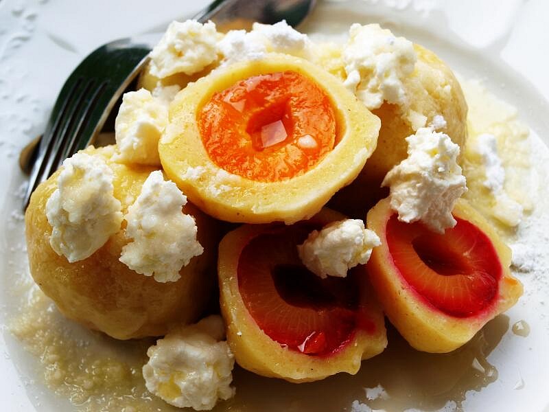 Sněhové tvarohové knedlíky s ovocem