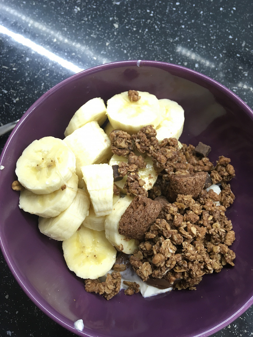Snídaně z tvarohu, banánů, müsli a lískooříškového krému_5ff722e589f3e.jpeg