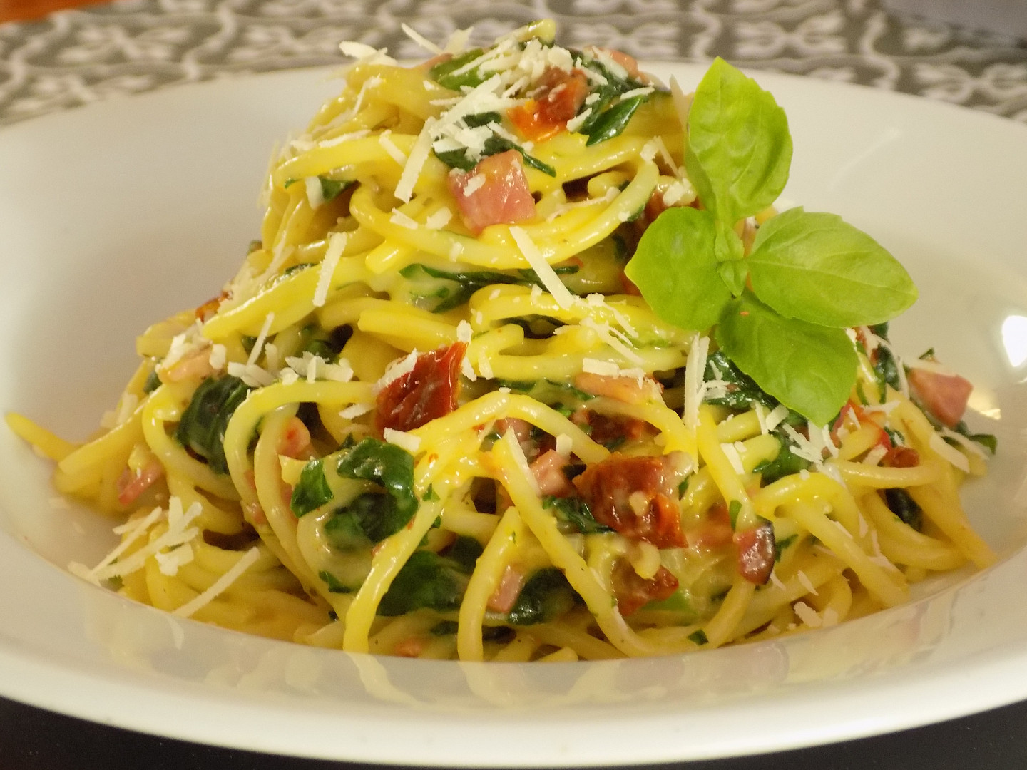 Špagety s medvědím česnekem na způsob carbonara_5ff70610dcda4.jpeg