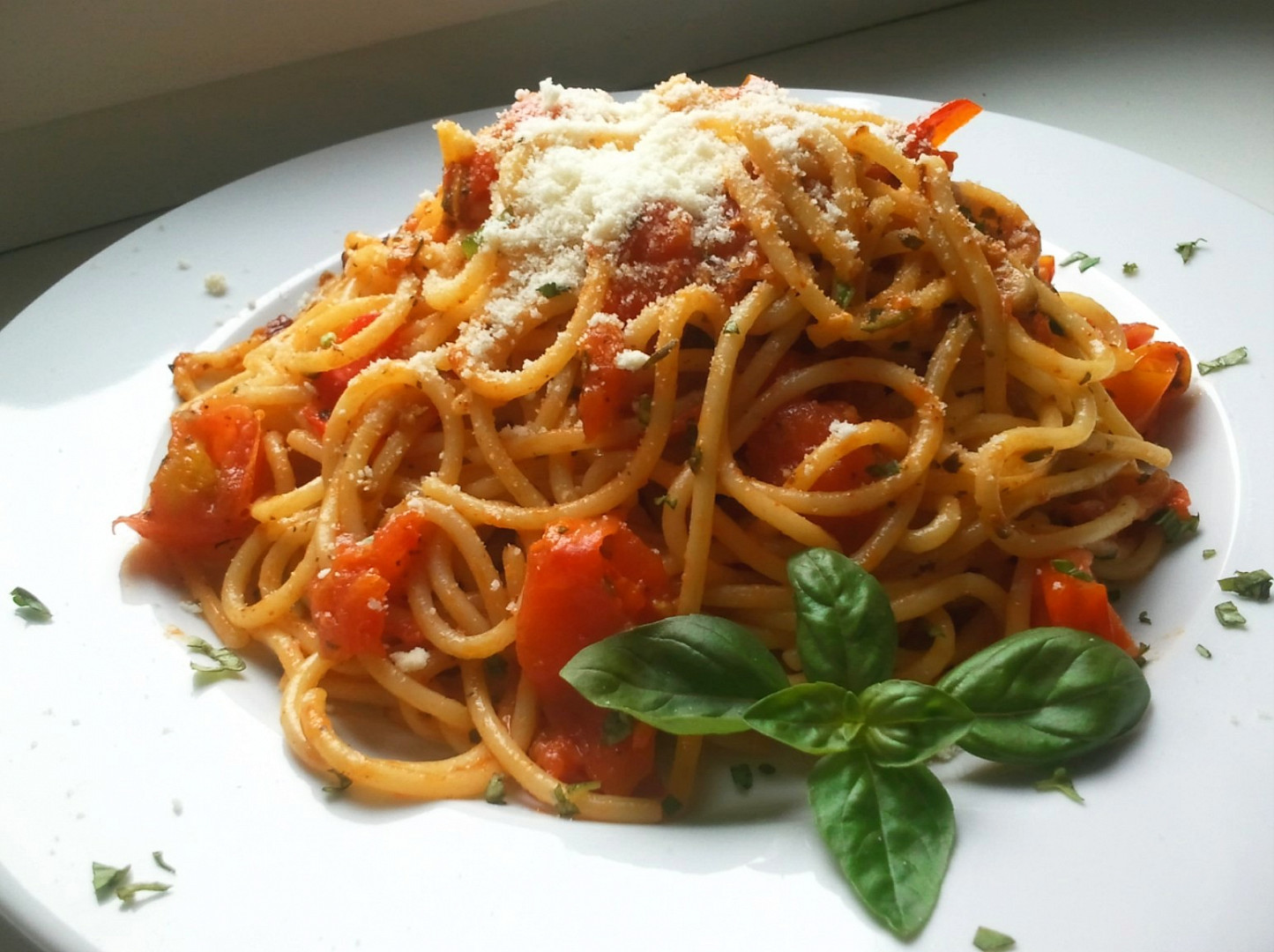Spaghetti pomodoro s česnekem, čerstvou bazalkou a parmazánem_5ff935af849fe.jpeg